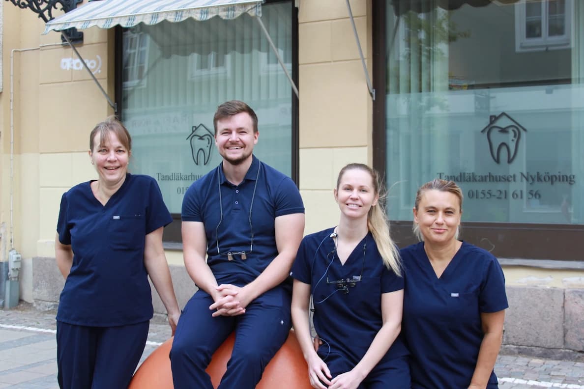 Tandläkarhuset Nyköping team utanför kliniken